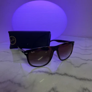 Rayban Boyfriend - Ett par brun svarta rayban boyfriend. Används några fåtal gånger i sommar, bra skick 8/10 men en liten repa på glaset.
