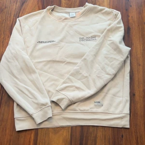 Sweatshirt med Tryck  - Säljer då jag inte använder, bra skick. Lite blekt vid kragen där av det billiga priset 