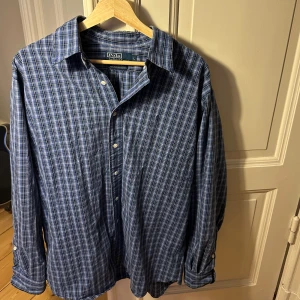 Polo Ralph Lauren skjorta - Skjorta från Polo Ralph Lauren. Skicket är precis som nytt. Storlek L