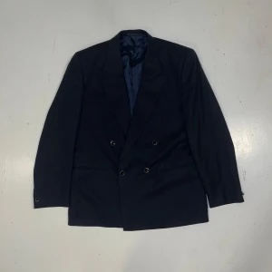 Tiger of Sweden Blazer - Tiger of Sweden double breasted blazer. Väldigt bra skick för åldern, tippar på över 10 år gammal.  Storlek c50 (L/XL)  För mer info är det bara att fråga.