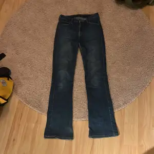 Ett par Lee jeans är ca ett år gamla men har bara haft på mig dom ett par gånger eftersom dom inte passade mig, jätte fina och fortfarande jätte bra kvalitet köpte dom för 1200