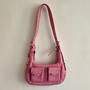 Núnoo väska - Bubbelgumrosa handväska ifrån Núnoo 🩷 Väskan är i äkta läder och är sparsamt använd och därmed i mycket bra skick!  Nypris 1799 kr