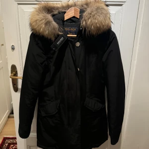 Woolrich jacka - !Nyligen kemtvättad och redo för att skickas! Jag säljer min woolrich jacka då den inte längre passar mig, den har inga fel på sig och är som ny. Inköpt för 9000kr. Den har kvar sin originalpäls.