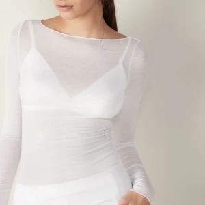 Intimismi tröja  - Säljer min vita intimismi tröja som är använd få tal gånger, storlek S Pris: 220kr 