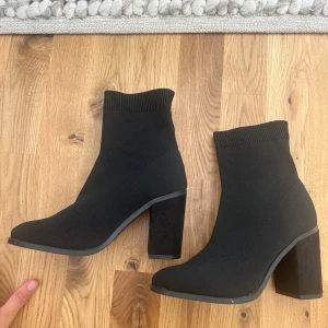 Klackar  - Svarta klackar från forever 21, knappt använda! Stl 37 ❤️