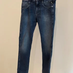 Replay - Säljer nu mina replay jeans som har modellen anbass slim fit. Skicket på dessa är 10/10 då jag bara har använt de en gång. Storlek (30/32)  🟢 Mitt pris: 500kr 🔴 Nypris: 1700kr