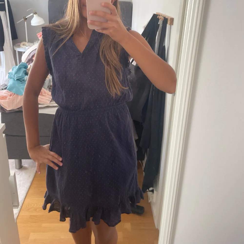 Superfin prickig klänning ifrån other stories, knappt använd❣️. Mekot.