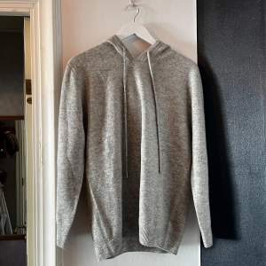 Säljer en fet 100% kashmir/cashmere hoodie i färgen grå. Den är helt ny och alldrig använd. Säljer för att den inte passade mig. Storlek M. Öppen för prisförslag 😀 Skickar dagen du köper 📦💯 Kontakta för prisförslsg, frågor, eller om fler bilder 😁