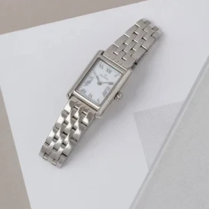 Mockberg klocka  - Säljer min Timeless klocka från Mockberg i silver, det är den mindre modellen. Klockan är i bra skick, skriv för mer bilder☺️