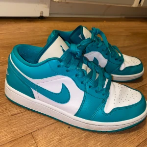 Nike air jordan 1 low - Använda 2 gånger  Mer åt de gröna hållet i verkligheten 