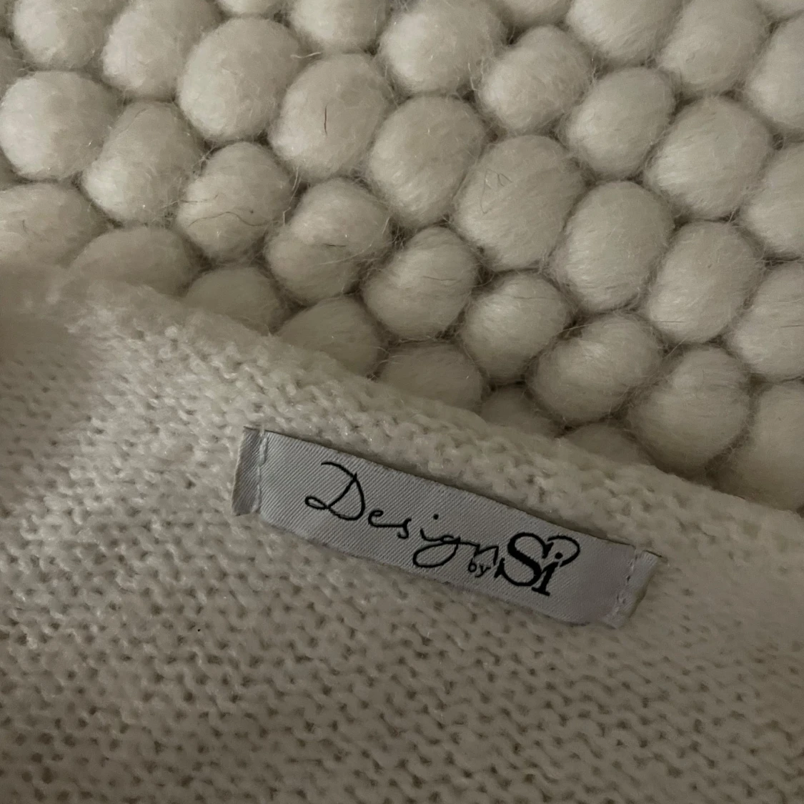 Vit stickad tröja från Design by Si - 90