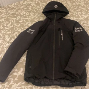 Sailracing vinterjacka S/170 - Säljer min vinterjacka från förra året efter som jag knappt använt den så att den är i perfekt skick utan skador eller liknande 