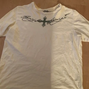 Exchange tröja - Jätte snygg vit tröja med snygga tryck. Nyskick 