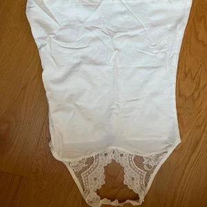 Linne - Jättefint halterneck linne med söt spets