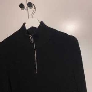 Svart polotröja med dragkedja från H&M  - Svart polotröja, från h&m, bra kvalitet 