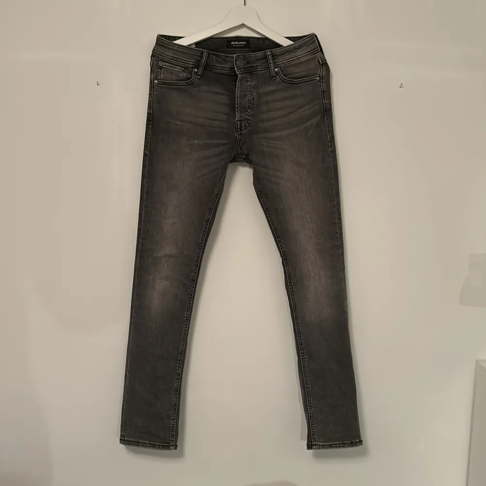 Säljer nu dessa Jack & Jones jeans i storleken W29/L32 men passar dessutom W28. De är använda cirka 2-3 gånger och är i skicket 10/10.🤩 Modellen på jeansen heter ”SLIM/GLENN”. Hör av er om det är något ni undrar över// mvh Vilmer.. Jeans & Byxor.