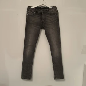 Jack & Jones jeans - Säljer nu dessa Jack & Jones jeans i storleken W29/L32 men passar dessutom W28. De är använda cirka 2-3 gånger och är i skicket 10/10.🤩 Modellen på jeansen heter ”SLIM/GLENN”. Hör av er om det är något ni undrar över// mvh Vilmer.