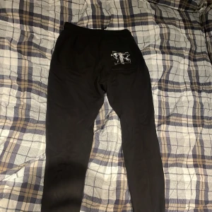 Hoodrich byxor  - Finns en hoodie till skriv om du vill ha den ochså de blir 150kr till och de är i väldigt bra skick 