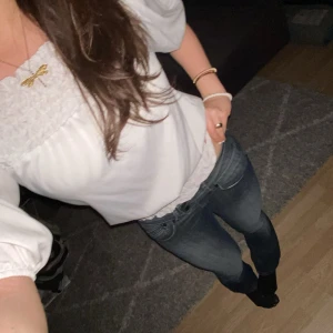 Blus - Jätte fin blus med lite defekter, gängade tråd och lappen är av på ena sidan, annars jätte fin❤️