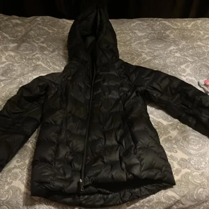 pufferjacket💕 - säljer denna fina svarta pufferjackan ifrån everest💕 jackan är i fint skick och är i storlek 36, men passar mig som bär 32/34💕ordinarie pris 1300💕