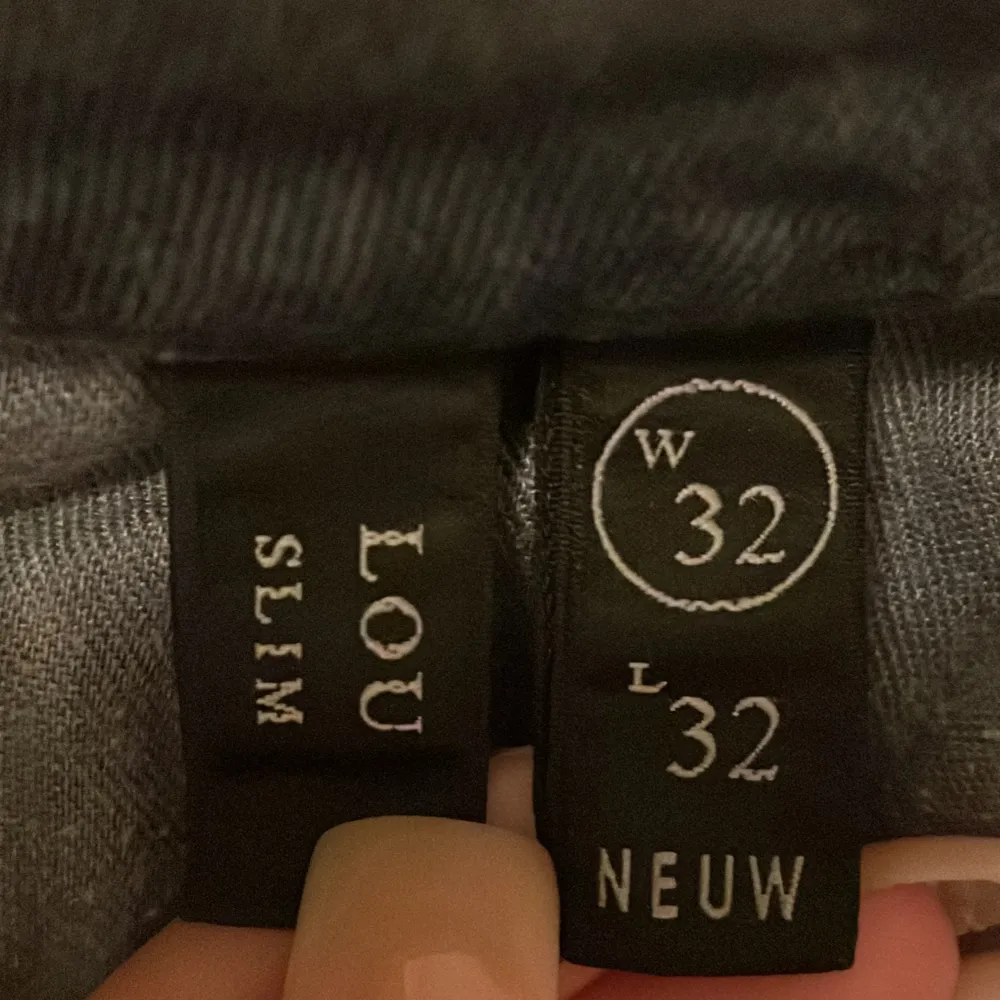 Säljer också dessa fina gråa jeans för männ.  De är slimfit och passar nån som är upp till 188cm. Som tyvärr inte kommer till användning och har knappt använts så inga defekter alls. Från märket NEUW, köptes helt nya för 1990kr. Pris kan diskuteras! . Jeans & Byxor.