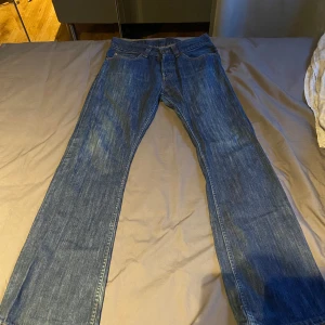 Levis bootcut 512 jeans - Levis jeans i modell 512 bootcut fet wash lite heelbite annars bra skick 