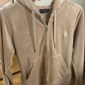 Juicy Couture kofta - Säljer den här koftan ifrån Juicy Couture! Väldigt bra skick använd fåtal gånger💕