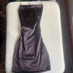 Festklänning - Svart klänning från Divided HM i storlek M men passar även en S. Använd vid två tillfällen.