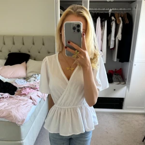 blus - jättefin vit blus, nästan alldrig använd, välldigt skön och perfekt till både fest och vardags.