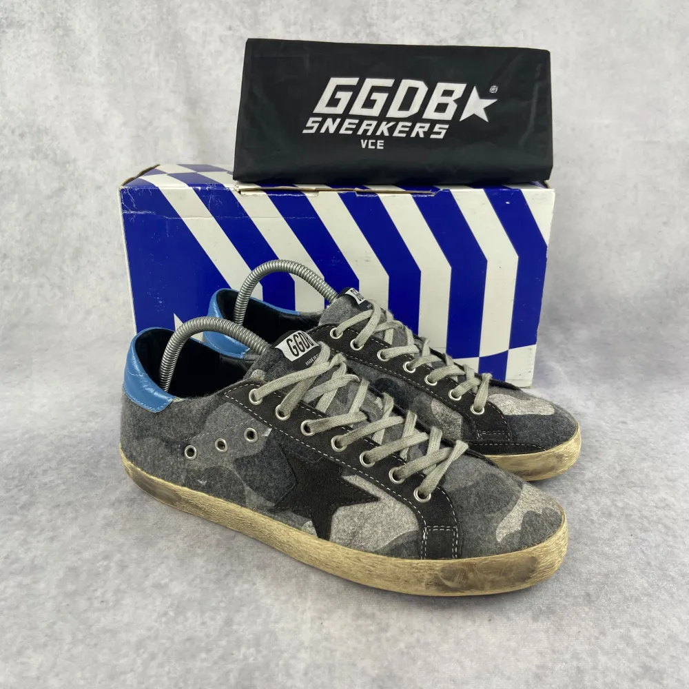 Golden Goose superstar sneaker  –  Skick: 8/10  –  Tillbehör: Enbart skorna ingår  –  Nypris: 5500 kr  Denna modell är stor i storlek och vi rekommenderar att gå ner en storlek. Skor.