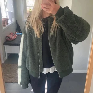 bomber jacka - skit snygg grön bomber jacka köpt här på plick, kom ej t användning! Perfekt nu för hösten när de är kallt🥰 inte min bild