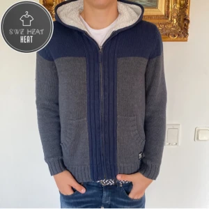 Stickad hoodie  - Tja, säljer nu denna galet feta hoodi i grymt skick. Stl M. Hör av dig vid frågor eller funderingar!