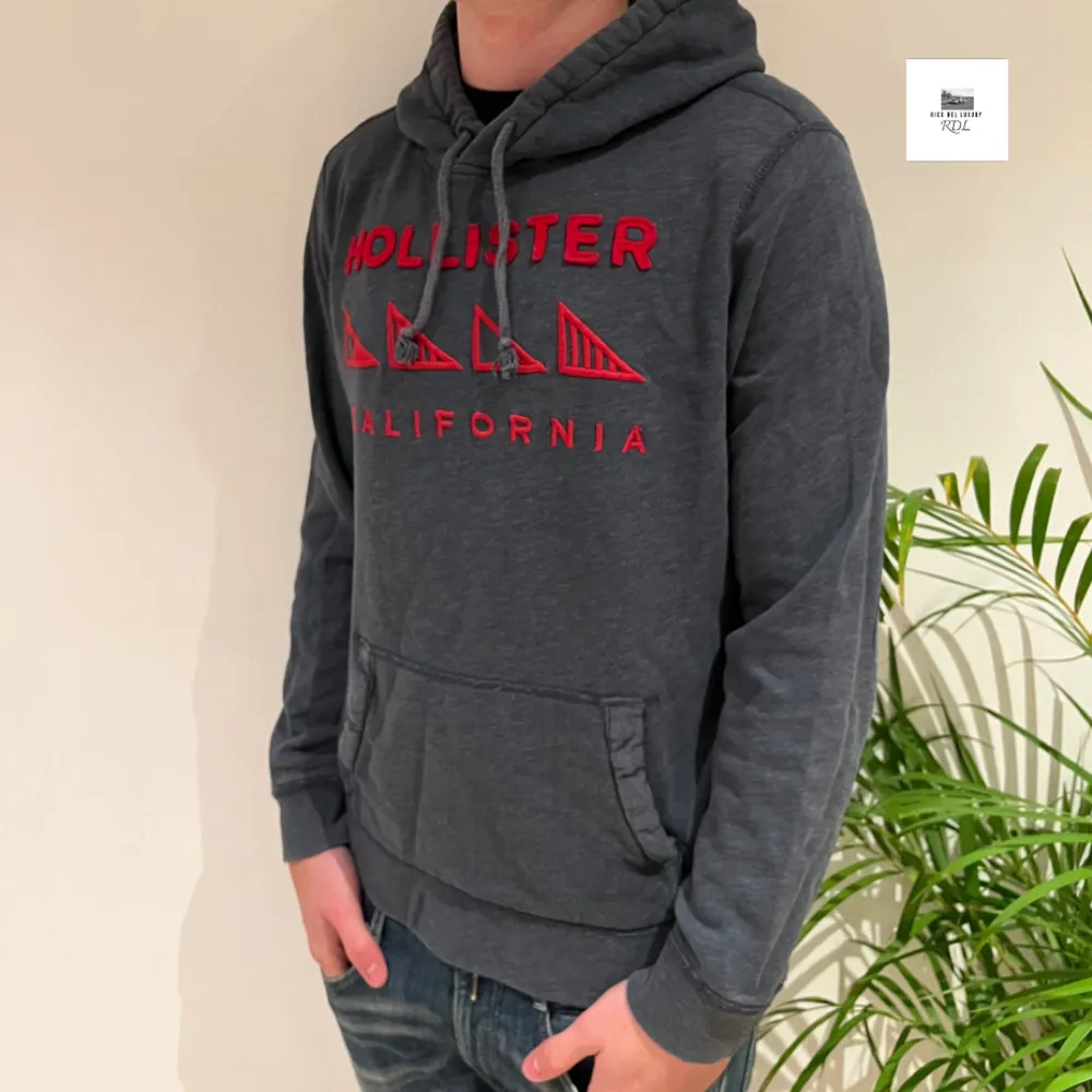 Hollister hoodie | Skick: 8/10 | Size - L | Pris - 349kr | Fraktar via postnord eller instabox på köparens bekostnad | Hör av dig vid minsta fråga eller fundering // RDL. Hoodies.