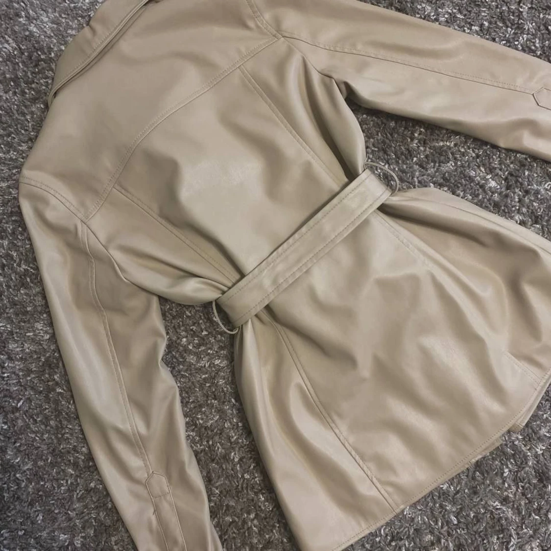 Beige trenchcoat med bälte - 91