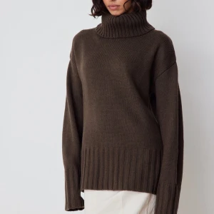 Oversized brun stickad tröja Na-kd  - Så snygg stickad tröja, oversize i modellen. Vida ärmar, inga större defekter. Blivit lite nopprig ner till, se bilderna. Går att ta bort med noppermaskin. 💗ord. 499kr