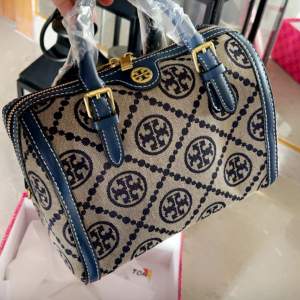 Tory Burch sling bag in duffle bag shape . Hardly used , in very good condition. It is a copy & not original brand