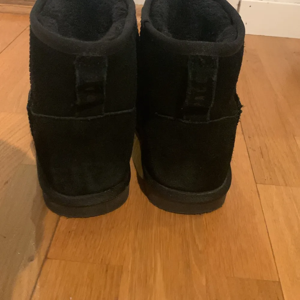 Några skor som jag köpte för 800 kommer inte ihåg vart, liknar uggs. Använt max 2 gånger. Skor.