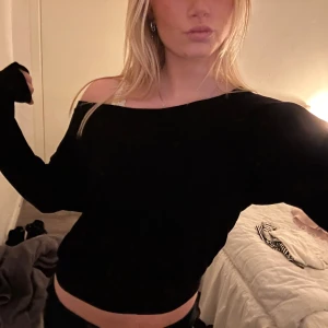 Off shoulder topp - Säljer denna långärmade off shoulder toppen ifrån worktool. Aldrig använd och super skönt material!💕