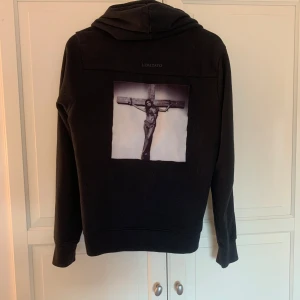 Limitato hoodie - Hejjj, säljer min limitato hoodie då den inte kommer till användning, använt den fåtal gånger och den e i fint skick, boxen har jag tyvärr inte längre, den är limited edition så den går inte att köpa längre. Skriv om ni vill ha fler bilder den 