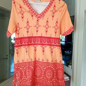 T-shirt/Tunika stl 38/40 - Fin T-shirt tunika mönstrad stl 38/40.se märke i bild.inget slitage finnes.