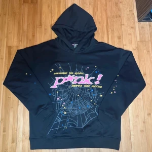 Sp5der hoodie - Fin sp5der hoodie använd 2 gånger storlek M men passar S äkta såklart köpt från Farfetch säljer för 1500kr pris kan diskuteras vid snabb affär 