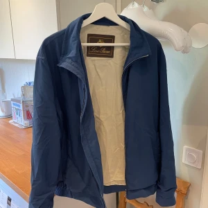 Loro Piana Windbreaker - Perfekt wind breaker för dig som gillar Loro Piana för ett bra pris. Då den här kostar 30.000 ny 🏔️🇮🇹, släpper denna för 6k , tar bara byten för Loro Piana  också. 