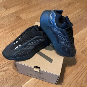 Yeezy 700 - Säljer mina Yeezy väldigt fräsch, använd de Max 3 gånger 