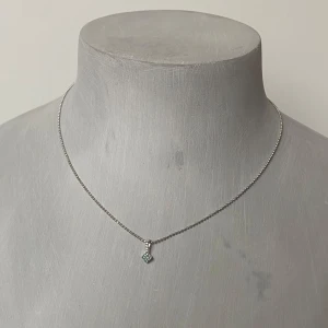 Elegant silverhalsband med grön hängsmycke - Säljer ett stilrent och elegant halsband i silver med ett litet hängsmycke. Kedjan är tunn och har små, jämna kulor som ger en fin textur. Perfekt för både vardag och fest! 💚stämplat 925 italy 