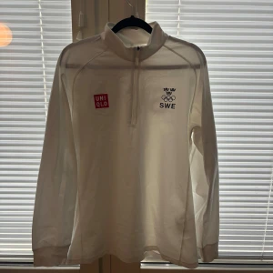 Uniqlo SWE Olympic tröja  - Uniqlo SWE Olympic tröja i storlek M Tröjan är i nyskick, endast testad. En del av Paris 2024 kollektionen som ej går att få tag på längre. Priset är ej hugget i en sten, skicka prisförslag🤩