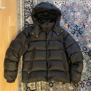 BOSS puffer jacket 2022 - Boss puffer från 2022, perfekt skick aldrig använd, betalade 5500 kr på NK