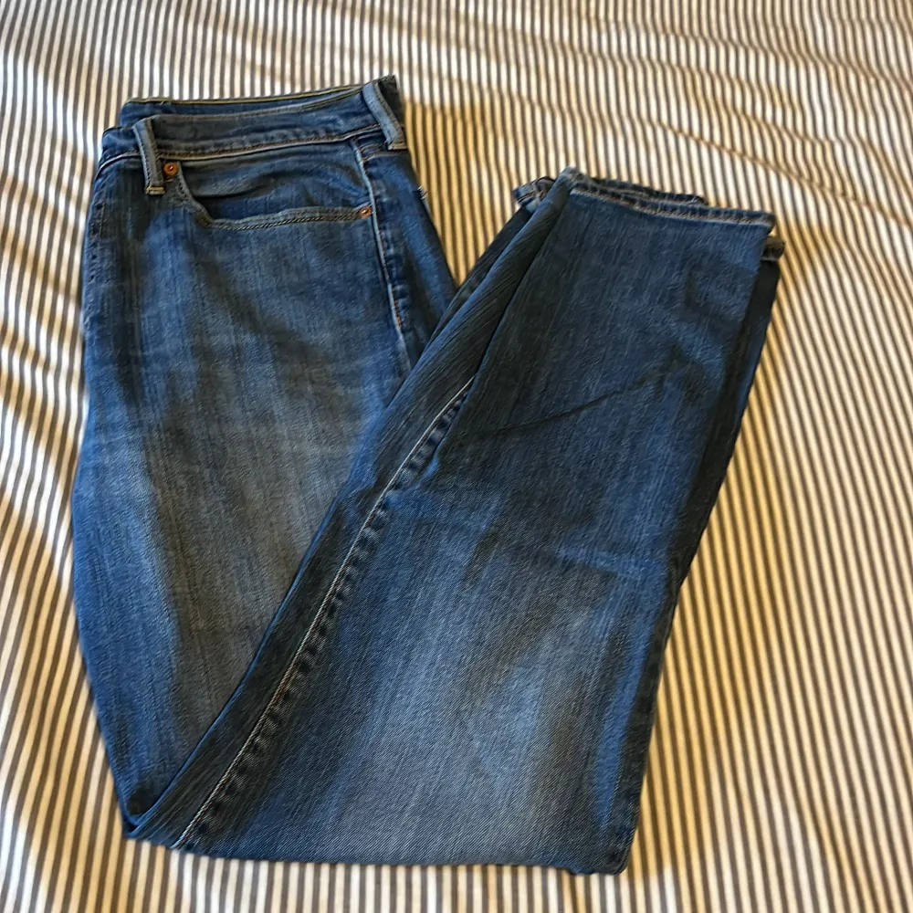 Gamal Levis jeans, trots det är den ändå i bra skick. W34, L32 . Jeans & Byxor.