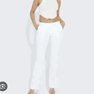 vita lågmidjade kostymbyxor  - kommer ej till användning,vita lågmidjade kostymbyxor med slits