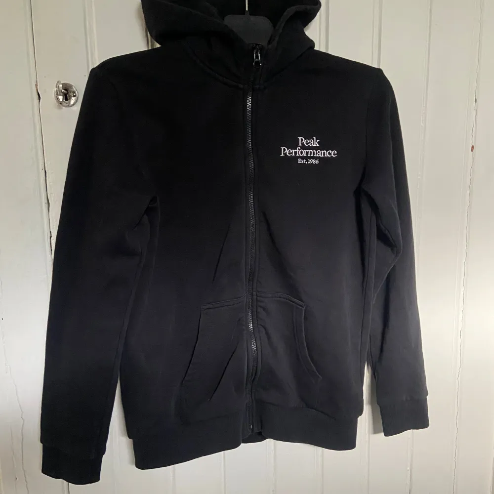 I stort sett oanvänd så nyskick säljer då jag växt ur den  Den är i storlek 170  Skriv vid funderingar  Pris kan diskuteras . Hoodies.