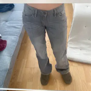 Jättefina lågmidjade och lowwaist jeans. De är bootcur/flare och kommer från John baner. Nyskick och jag säljer eftersom de är alldelles för stora på mig (därav ser de lite baggy ut på bilderna. Kontakta gärna för fler bilder, mått och prisförslag 